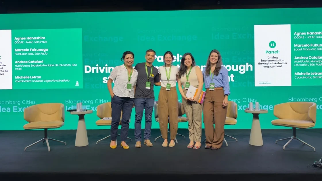 Participantes do Bloomberg Cities Idea Exchange reunidos no palco do evento.