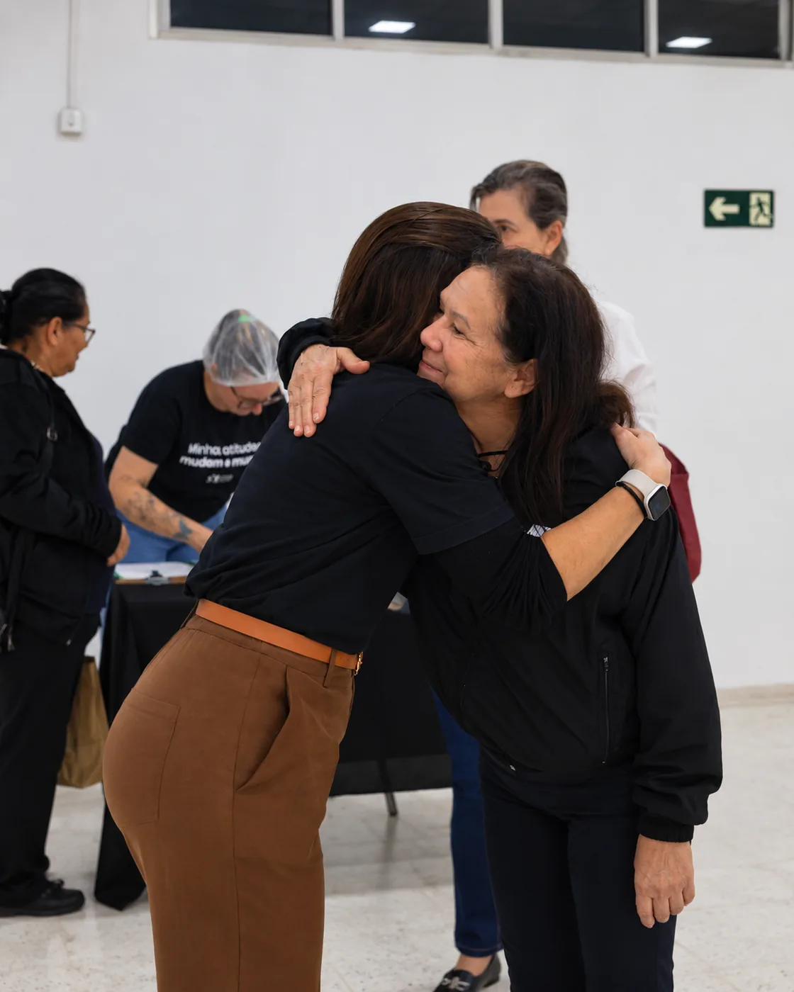 Participantes se abraçam durante uma atividade do PROVE.