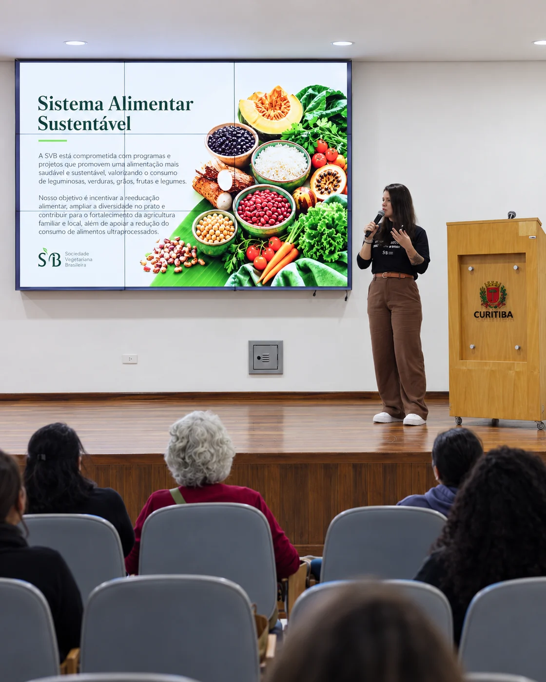 Facilitadora apresenta conteúdo do PROVE para participantes em atividade de capacitação presencial.