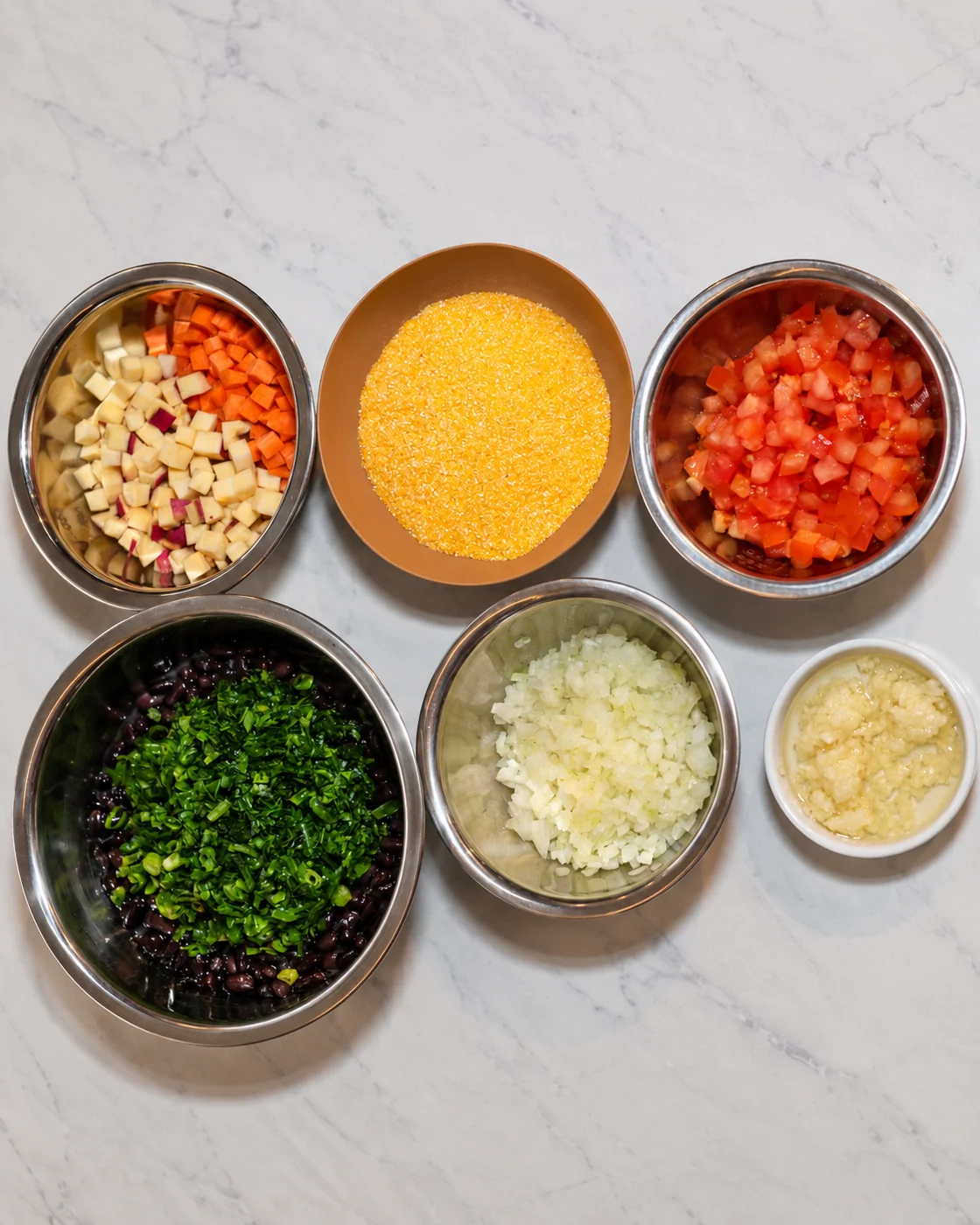 Ingredientes vegetais variados organizados para o desenvolvimento de receitas.