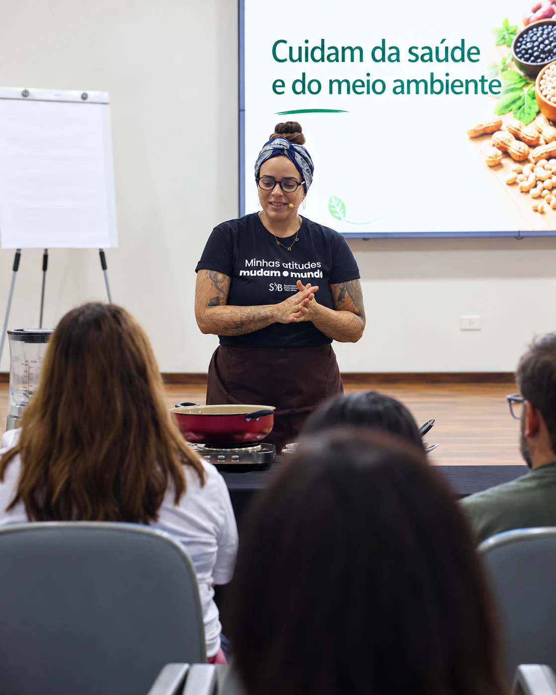 Formação do PROVE com facilitadora apresentando conteúdo para participantes em auditório.