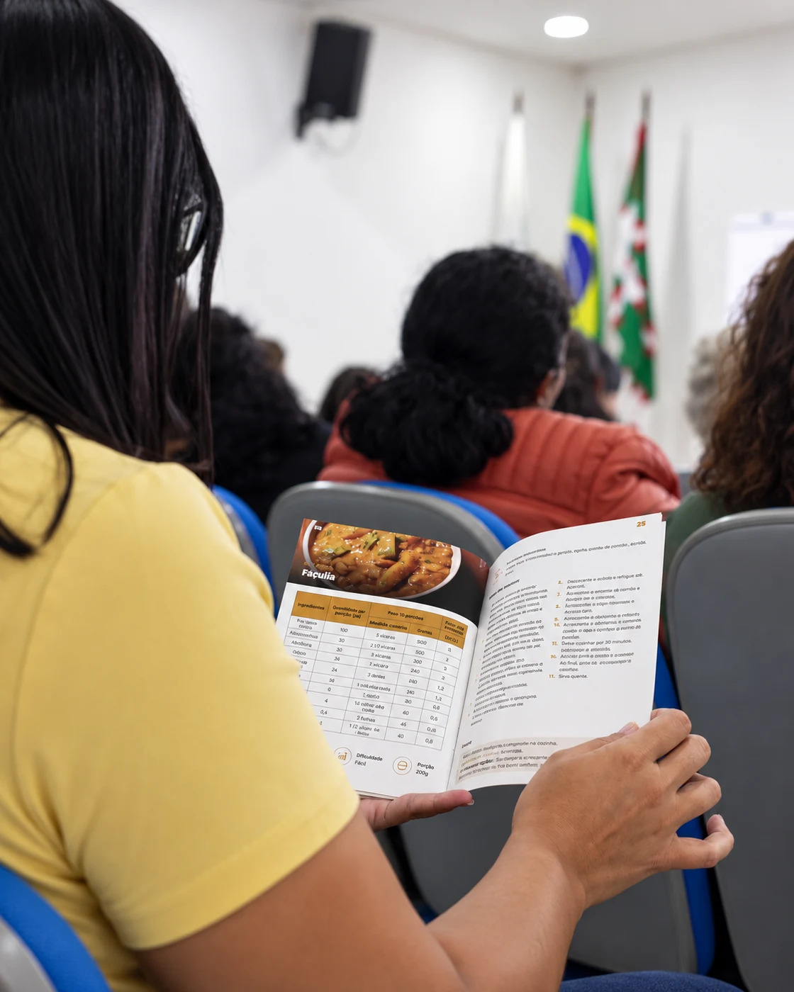 Participante consulta material técnico durante uma atividade do PROVE.